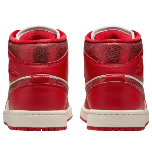Jordan 1 Mid SE Red Cracked Leather dámske polovysoké streetové tenisky červené — produktová fotografia na bielom pozadí, bočný pohľad