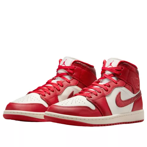 Jordan 1 Mid SE Red Cracked Leather dámske polovysoké streetové tenisky červené — produktová fotografia na bielom pozadí, bočný pohľad