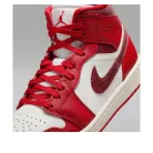 Jordan 1 Mid SE Red Cracked Leather dámske polovysoké streetové tenisky červené — produktová fotografia na bielom pozadí, bočný pohľad
