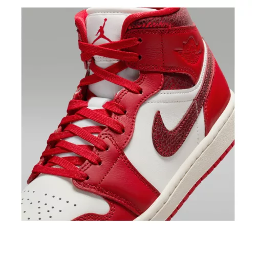 Jordan 1 Mid SE Red Cracked Leather dámske polovysoké streetové tenisky červené — produktová fotografia na bielom pozadí, bočný pohľad