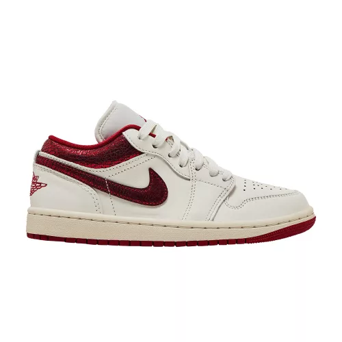 Jordan 1 Low Ruby dámske nízke streetové tenisky — produktová fotografia na bielom pozadí, bočný pohľad