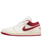 Jordan 1 Low Ruby dámske nízke streetové tenisky — produktová fotografia na bielom pozadí, bočný pohľad