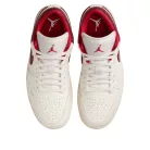 Jordan 1 Low Ruby dámske nízke streetové tenisky — produktová fotografia na bielom pozadí, bočný pohľad
