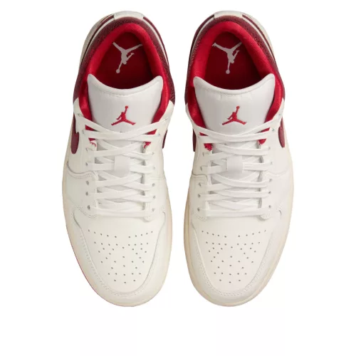 Jordan 1 Low Ruby dámske nízke streetové tenisky — produktová fotografia na bielom pozadí, bočný pohľad