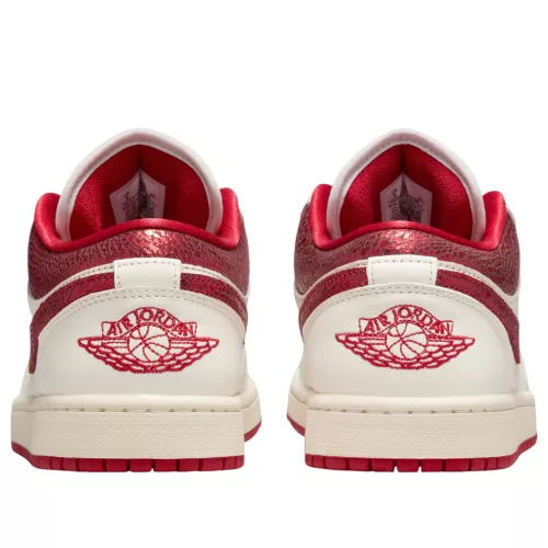Jordan 1 Low Ruby dámske nízke streetové tenisky — produktová fotografia na bielom pozadí, bočný pohľad