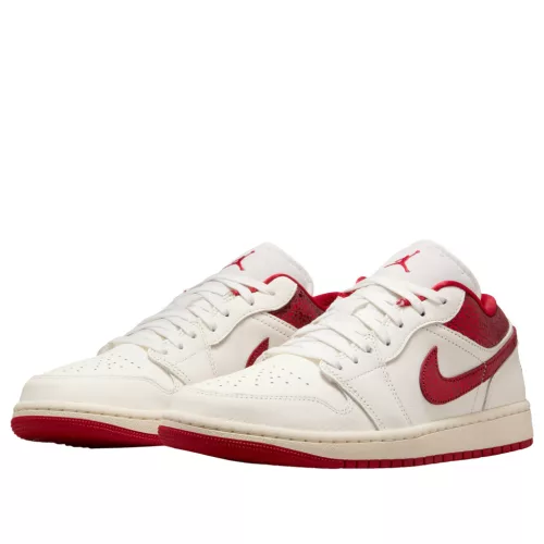 Jordan 1 Low Ruby dámske nízke streetové tenisky — produktová fotografia na bielom pozadí, bočný pohľad