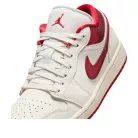 Jordan 1 Low Ruby dámske nízke streetové tenisky — produktová fotografia na bielom pozadí, bočný pohľad