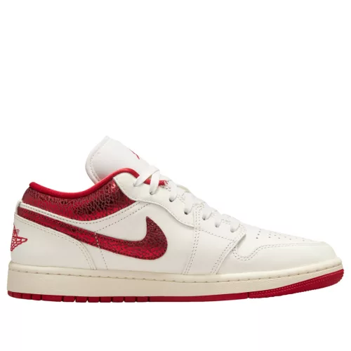 Jordan 1 Low Ruby dámske nízke streetové tenisky — produktová fotografia na bielom pozadí, bočný pohľad