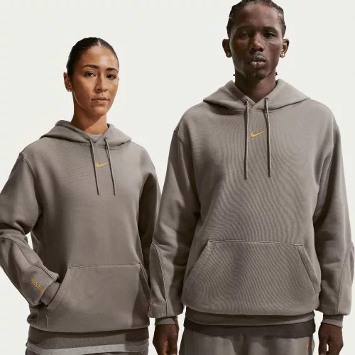Nike x NOCTA Fleece CS Hoodie 2 Olive Grey mikina s kapucňou hnedá-olivová — produktová fotografia na bielom pozadí, bočný pohľad
