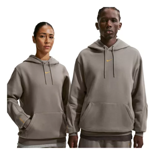 Nike x NOCTA Fleece CS Hoodie 2 Olive Grey mikina s kapucňou hnedá-olivová — produktová fotografia na bielom pozadí, bočný pohľad