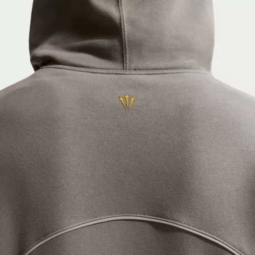 Nike x NOCTA Fleece CS Hoodie 2 Olive Grey mikina s kapucňou hnedá-olivová — produktová fotografia na bielom pozadí, bočný pohľad