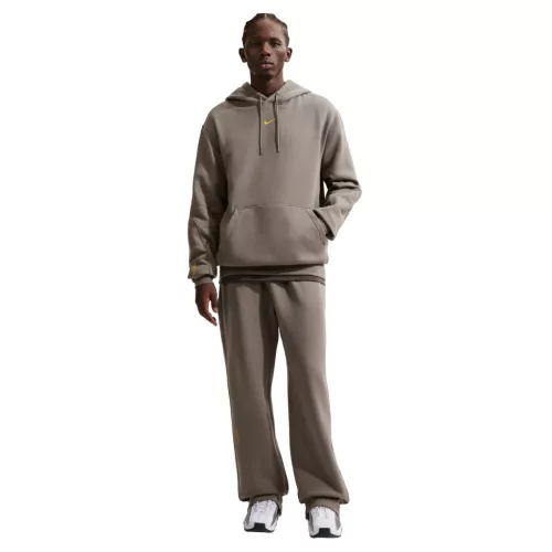 Nike x NOCTA Fleece CS Hoodie 2 Olive Grey mikina s kapucňou hnedá-olivová — produktová fotografia na bielom pozadí, bočný pohľad