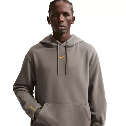 Nike x NOCTA Fleece CS Hoodie 2 Olive Grey mikina s kapucňou hnedá-olivová — produktová fotografia na bielom pozadí, bočný pohľad