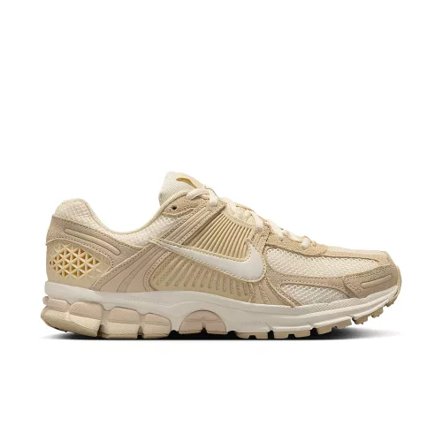 Nike Zoom Vomero 5 Beach Light Khaki dámske nízke bežecké tenisky khaki — produktová fotografia na bielom pozadí, bočný pohľad