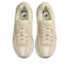 Nike Zoom Vomero 5 Beach Light Khaki dámske nízke bežecké tenisky khaki — produktová fotografia na bielom pozadí, bočný pohľad