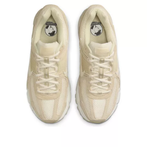 Nike Zoom Vomero 5 Beach Light Khaki dámske nízke bežecké tenisky khaki — produktová fotografia na bielom pozadí, bočný pohľad