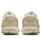 Nike Zoom Vomero 5 Beach Light Khaki dámske nízke bežecké tenisky khaki — produktová fotografia na bielom pozadí, bočný pohľad