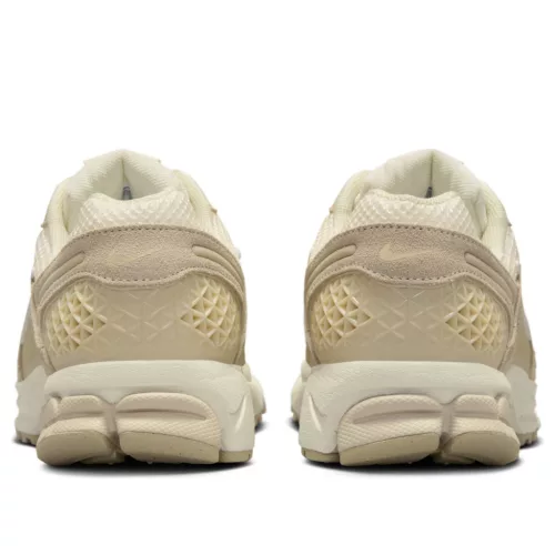 Nike Zoom Vomero 5 Beach Light Khaki dámske nízke bežecké tenisky khaki — produktová fotografia na bielom pozadí, bočný pohľad