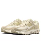 Nike Zoom Vomero 5 Beach Light Khaki dámske nízke bežecké tenisky khaki — produktová fotografia na bielom pozadí, bočný pohľad