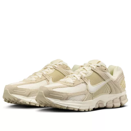 Nike Zoom Vomero 5 Beach Light Khaki dámske nízke bežecké tenisky khaki — produktová fotografia na bielom pozadí, bočný pohľad