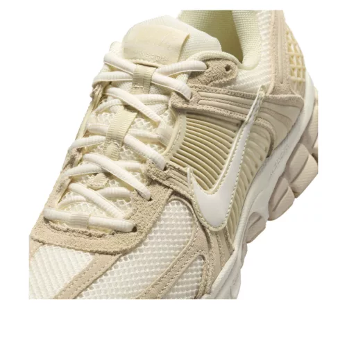Nike Zoom Vomero 5 Beach Light Khaki dámske nízke bežecké tenisky khaki — produktová fotografia na bielom pozadí, bočný pohľad