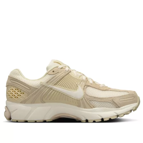 Nike Zoom Vomero 5 Beach Light Khaki dámske nízke bežecké tenisky khaki — produktová fotografia na bielom pozadí, bočný pohľad