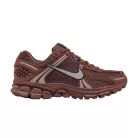 Nike Zoom Vomero 5 Fauna Brown Velvet Brown dámske nízke bežecké tenisky hnedé — produktová fotografia na bielom pozadí, bočný pohľad