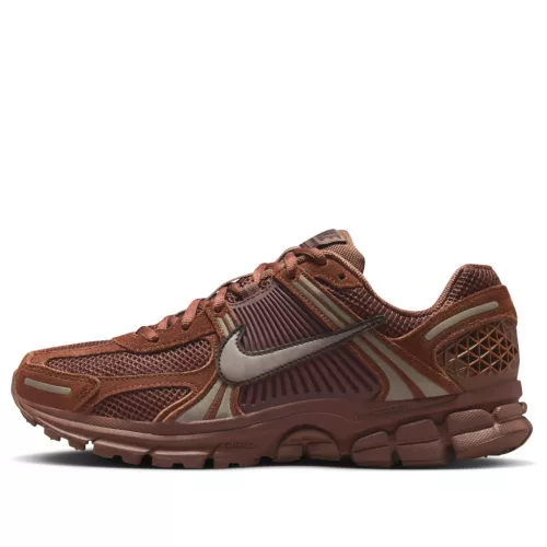 Nike Zoom Vomero 5 Fauna Brown Velvet Brown dámske nízke bežecké tenisky hnedé — produktová fotografia na bielom pozadí, bočný pohľad