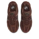 Nike Zoom Vomero 5 Fauna Brown Velvet Brown dámske nízke bežecké tenisky hnedé — produktová fotografia na bielom pozadí, bočný pohľad