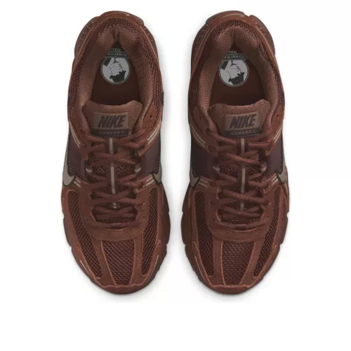 Nike Zoom Vomero 5 Fauna Brown Velvet Brown dámske nízke bežecké tenisky hnedé — produktová fotografia na bielom pozadí, bočný pohľad