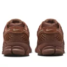 Nike Zoom Vomero 5 Fauna Brown Velvet Brown dámske nízke bežecké tenisky hnedé — produktová fotografia na bielom pozadí, bočný pohľad