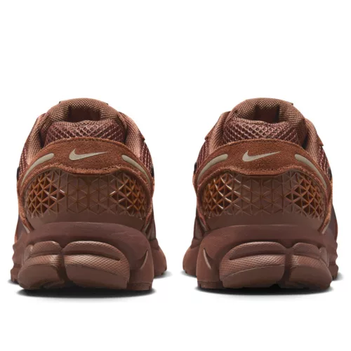 Nike Zoom Vomero 5 Fauna Brown Velvet Brown dámske nízke bežecké tenisky hnedé — produktová fotografia na bielom pozadí, bočný pohľad