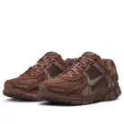 Nike Zoom Vomero 5 Fauna Brown Velvet Brown dámske nízke bežecké tenisky hnedé — produktová fotografia na bielom pozadí, bočný pohľad