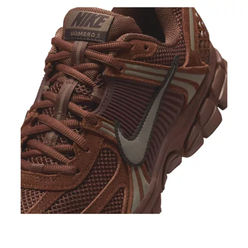 Nike Zoom Vomero 5 Fauna Brown Velvet Brown dámske nízke bežecké tenisky hnedé — produktová fotografia na bielom pozadí, bočný pohľad