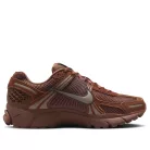Nike Zoom Vomero 5 Fauna Brown Velvet Brown dámske nízke bežecké tenisky hnedé — produktová fotografia na bielom pozadí, bočný pohľad