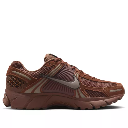 Nike Zoom Vomero 5 Fauna Brown Velvet Brown dámske nízke bežecké tenisky hnedé — produktová fotografia na bielom pozadí, bočný pohľad