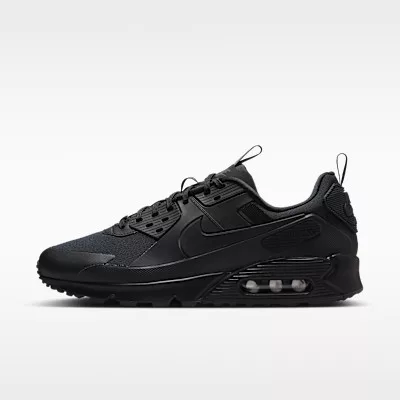 Nike Air Max 90 Drift Triple Black nízke streetové tenisky čierne — produktová fotografia na bielom pozadí, bočný pohľad