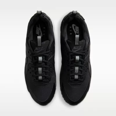 Nike Air Max 90 Drift Triple Black nízke streetové tenisky čierne — produktová fotografia na bielom pozadí, bočný pohľad
