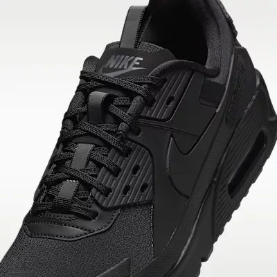 Nike Air Max 90 Drift Triple Black nízke streetové tenisky čierne — produktová fotografia na bielom pozadí, bočný pohľad