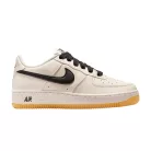 Nike Air Force 1 Low LV8 Soft Pearl Gum Black detské nízke streetové tenisky čierne — produktová fotografia na bielom pozadí, bočný pohľad