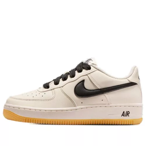 Nike Air Force 1 Low LV8 Soft Pearl Gum Black detské nízke streetové tenisky čierne — produktová fotografia na bielom pozadí, bočný pohľad