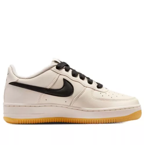 Nike Air Force 1 Low LV8 Soft Pearl Gum Black detské nízke streetové tenisky čierne — produktová fotografia na bielom pozadí, bočný pohľad