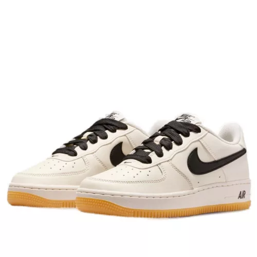 Nike Air Force 1 Low LV8 Soft Pearl Gum Black detské nízke streetové tenisky čierne — produktová fotografia na bielom pozadí, bočný pohľad