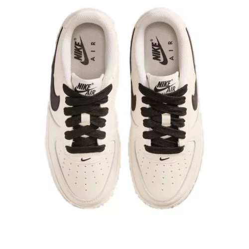 Nike Air Force 1 Low LV8 Soft Pearl Gum Black detské nízke streetové tenisky čierne — produktová fotografia na bielom pozadí, bočný pohľad