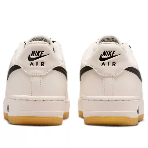Nike Air Force 1 Low LV8 Soft Pearl Gum Black detské nízke streetové tenisky čierne — produktová fotografia na bielom pozadí, bočný pohľad