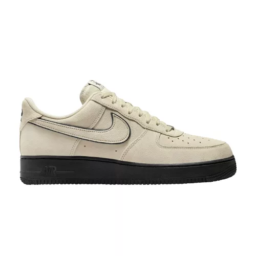 Nike Air Force 1 '07 LV8 Light Khaki Black nízke streetové tenisky khaki-čierne — produktová fotografia na bielom pozadí, bočný pohľad