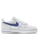 Nike Air Force 1 Low '07 LV8 White Deep Royal Blue nízke streetové tenisky biele-kráľovsky modré — produktová fotografia na bielom pozadí, bočný pohľad