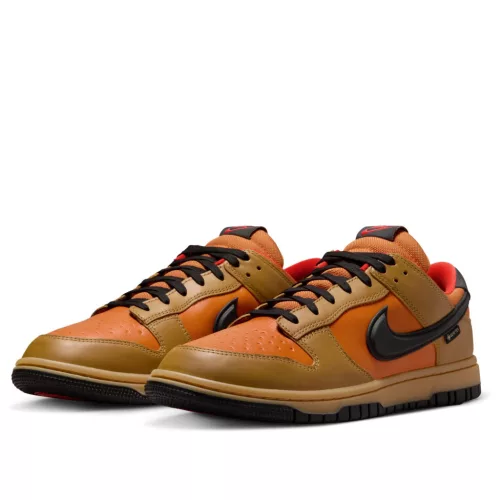 Nike Dunk Low Gore-Tex Wheat Ceramic nízke streetové tenisky — produktová fotografia na bielom pozadí, bočný pohľad