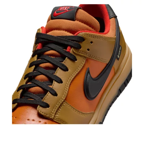 Nike Dunk Low Gore-Tex Wheat Ceramic nízke streetové tenisky — produktová fotografia na bielom pozadí, bočný pohľad