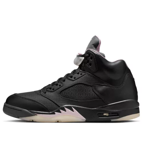 Jordan 5 Retro PSG Paris Saint-Germain Off Noir nízke streetové tenisky — produktová fotografia na bielom pozadí, bočný pohľad